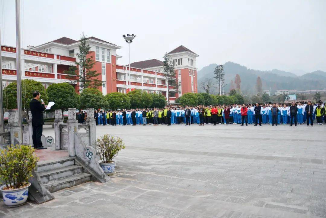 向道德模范学习为宁强县天津高级中学的做法点赞