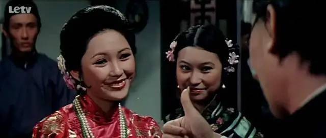 出道,拍三级片大火,她是谢霆锋生母,却和赌王传了半辈子谣言_狄波拉