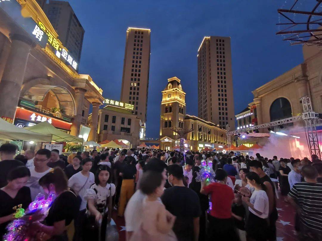 天元广场商业街网红夜市实景图