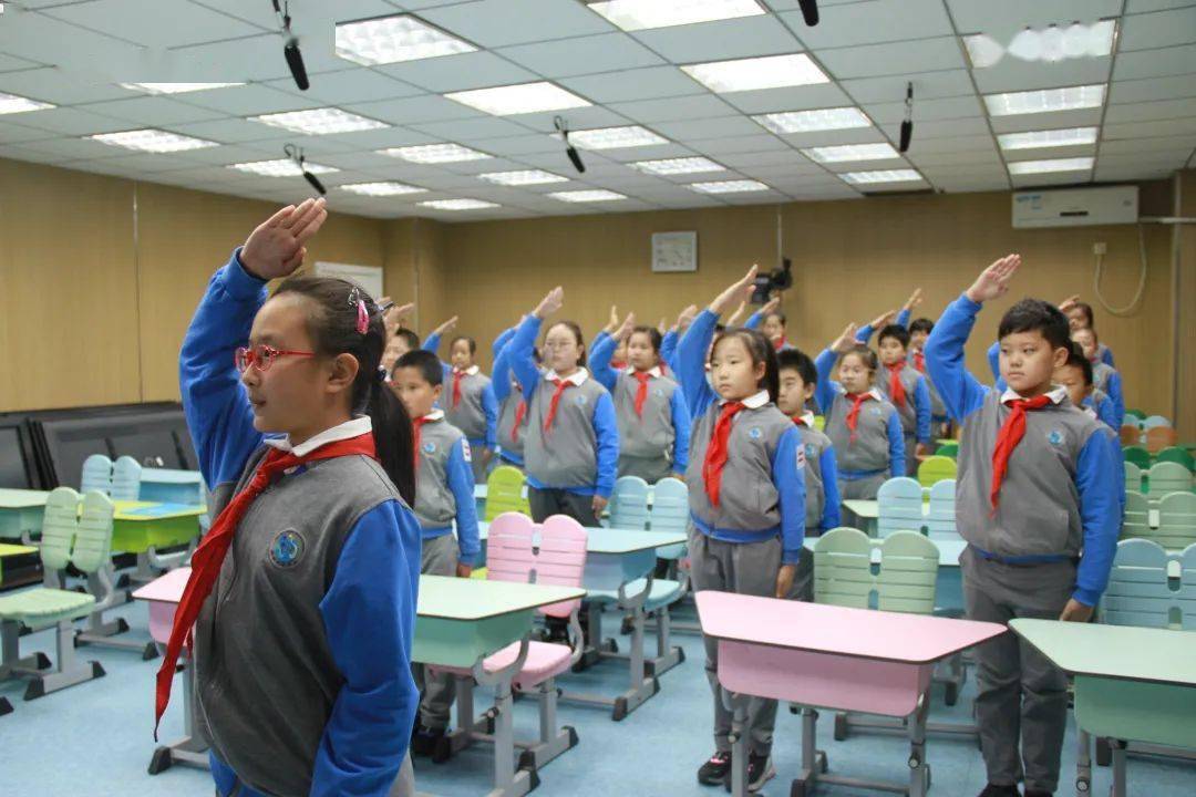2020年11月16日上午,丰台五小鸿业校区全体师生举行了主题升旗仪式.
