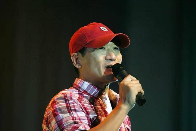 57岁谢东商演显落魄,身材发福会场太简陋,传闻亲爹是侯宝林?