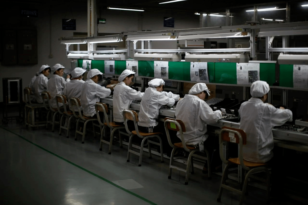 00後居然都進工廠流水線組裝iphone了