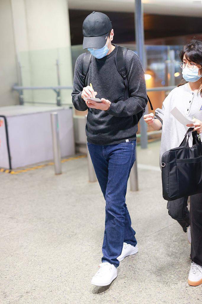 赵又廷穿黑色紧身上衣凸显胸肌 深蓝牛仔裤搭小白鞋简约帅气