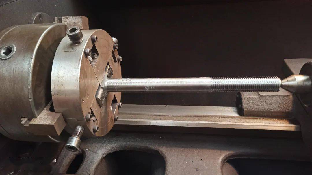 通过对生产配件的特点进行了分析,自制加工异型工装,并用三爪卡盘自动