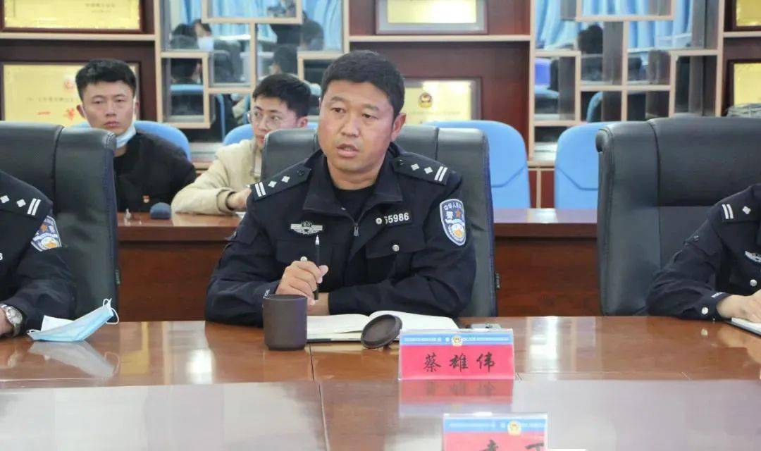 藏族,中共党员,1980年12月出生,四川道孚人,现任道孚县公安局副局长