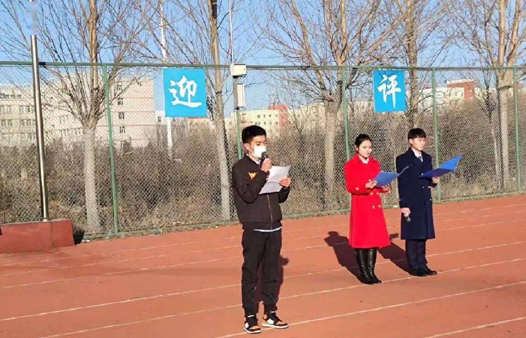 我校开展"国旗伴我成长"主题升旗仪式.