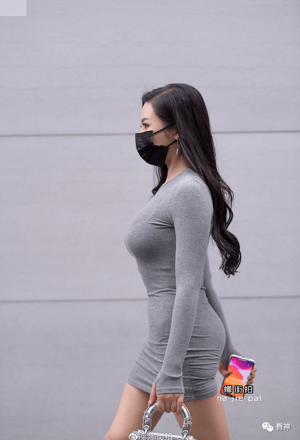 回头看看身边的健身妹子 顶住高清摄像头的她们(图片来源微博