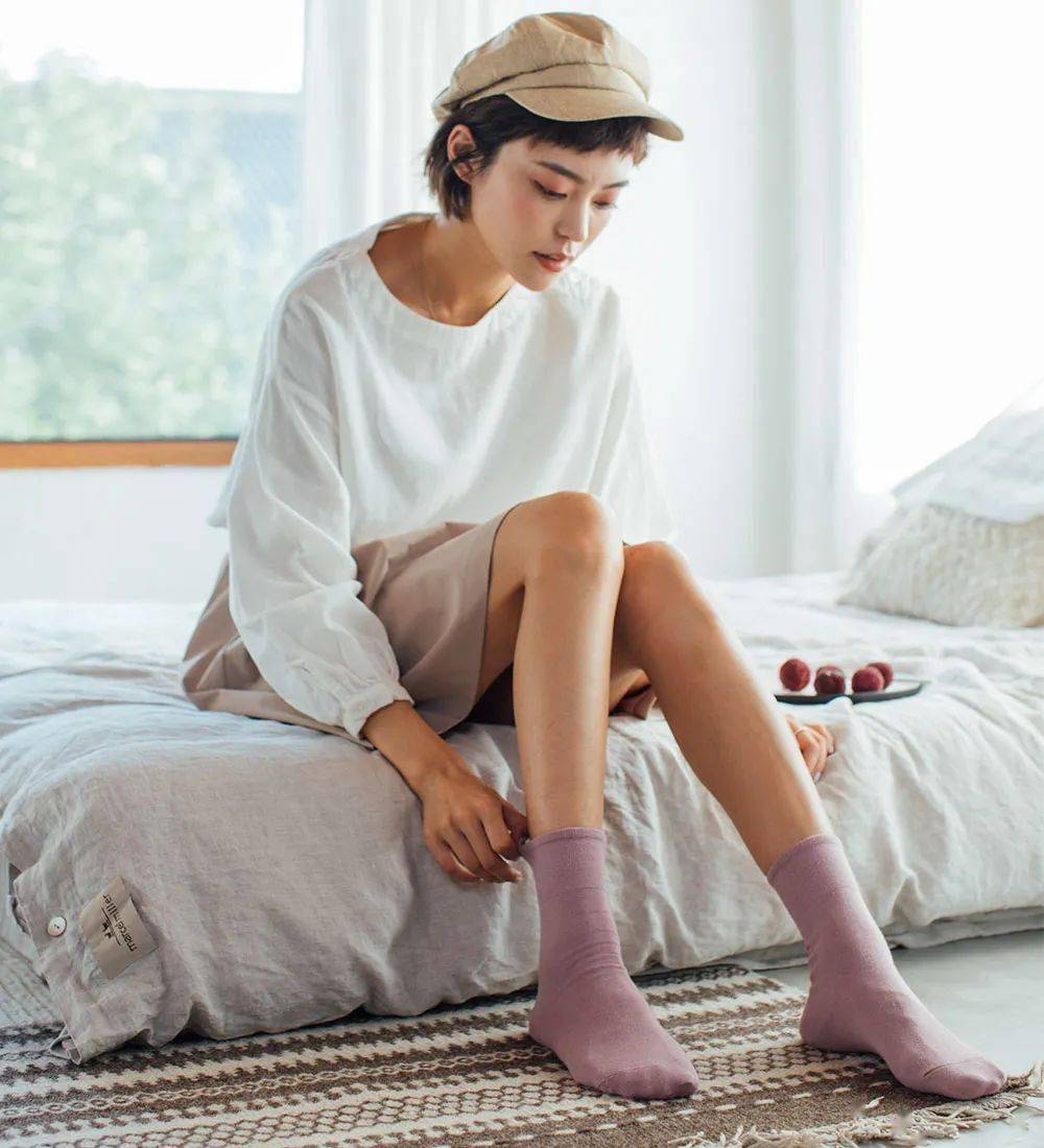 五颜六色的袜子,点亮你时髦的秋冬穿搭_手机搜狐网