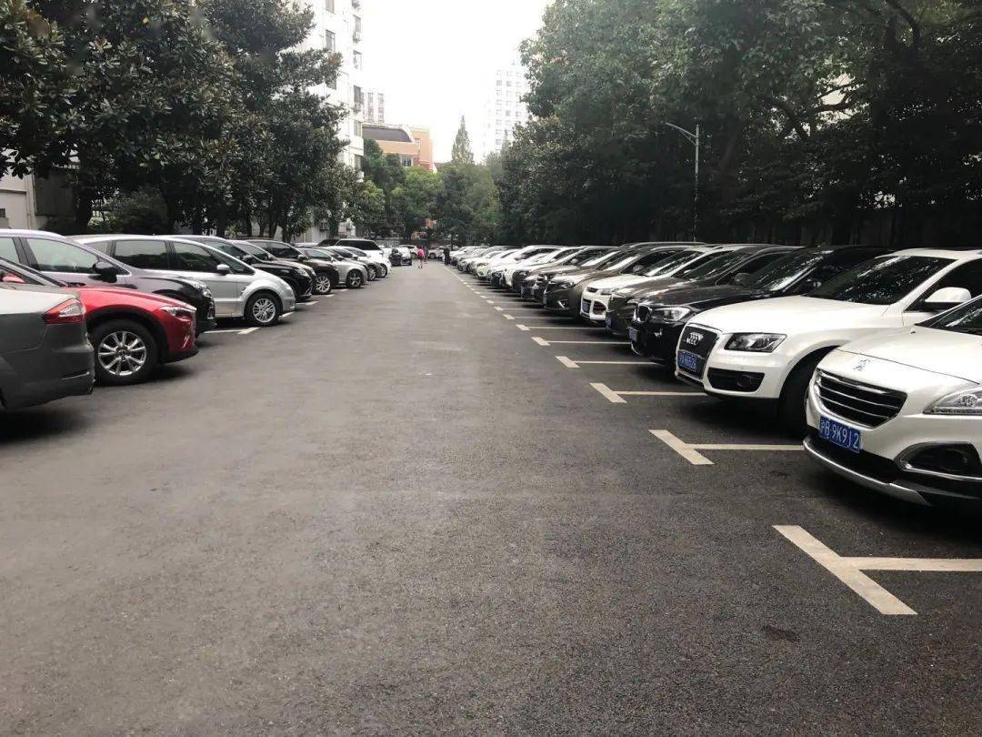 老旧小区停车难每天上演抢车位大战虹口这个小区有解决妙招