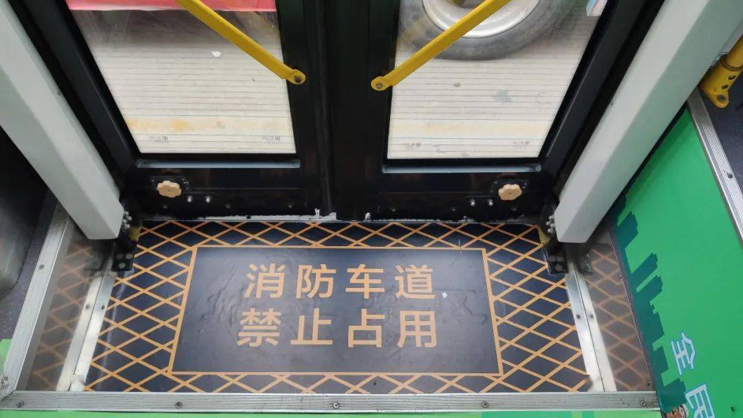 滴滴滴您定制的消防主题公交车已到站请上车