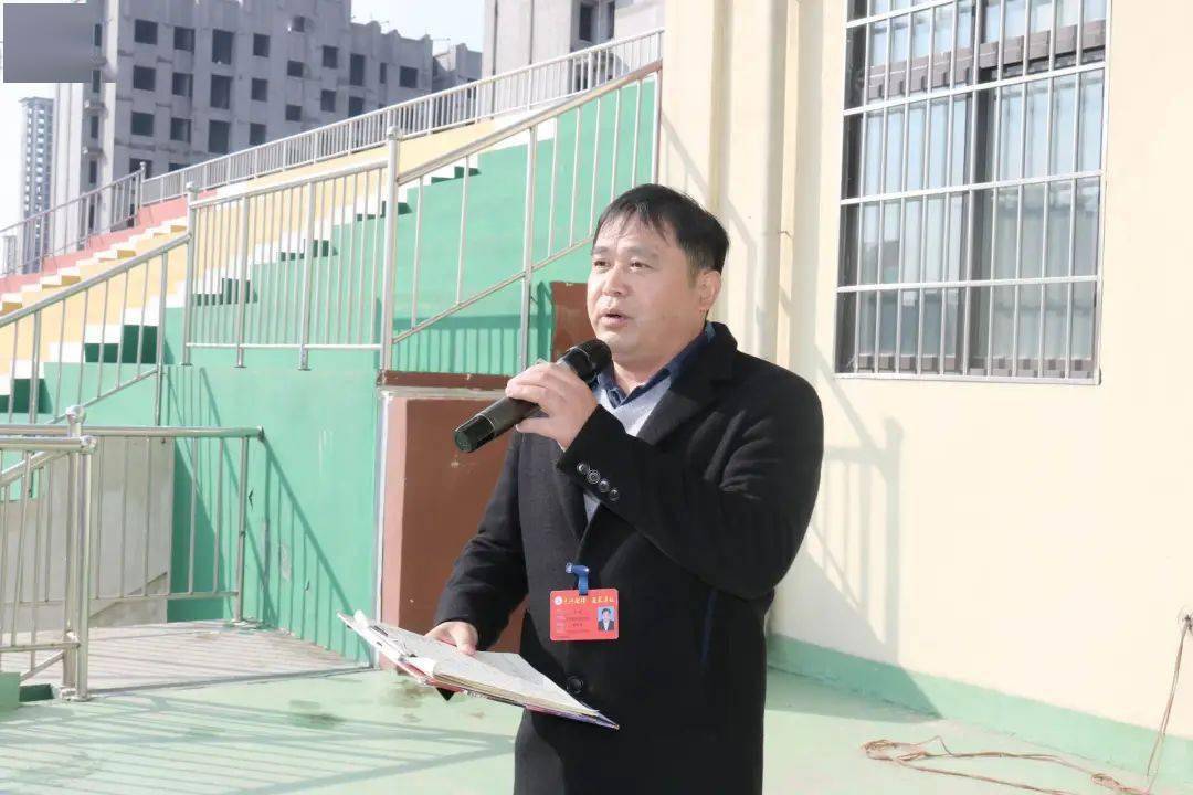 球员代表:王先光同学宣誓裁判员代表:宋银恒老师宣誓王峰校长致开幕词