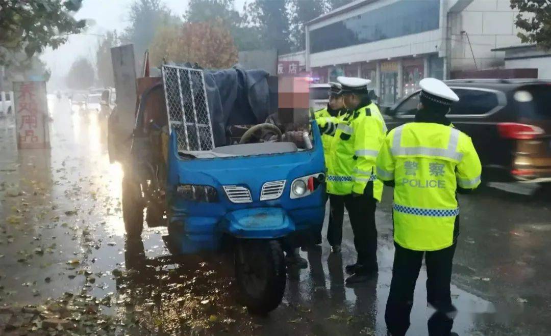 群众举报一辆无牌无证的农用三轮车上路行驶莘县交警接诉即办