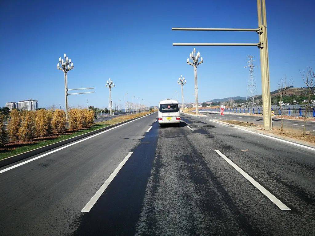 西昌市绕城公路全长约52公里,新建段约34公里,设桥梁24座,隧道2座