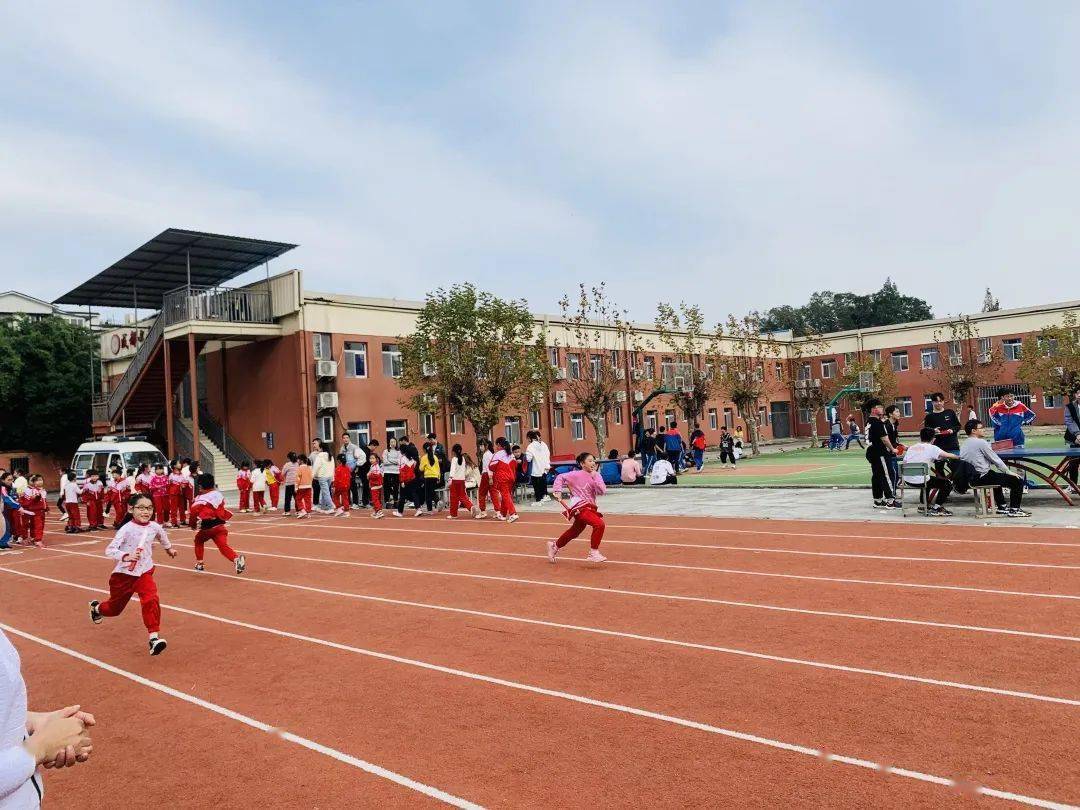 展少年英姿现文武风采成都文武学校第18届秋季田径运动会