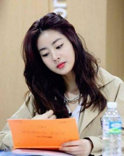 玄彬前女友姜素拉被曝怀孕,预产期明年4月,与圈外老公奉子成婚