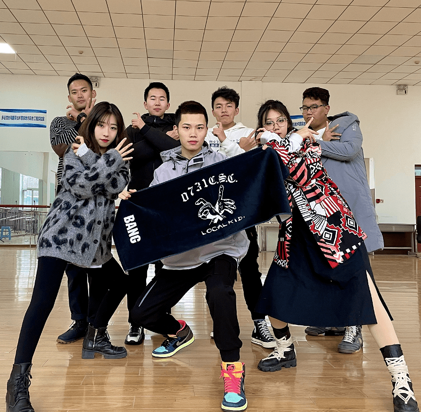 战队宣言:队员:杨佳佳 宋扬 姚钧瀚 周宏臻 骆照坤 郑昌根队长:张雪针