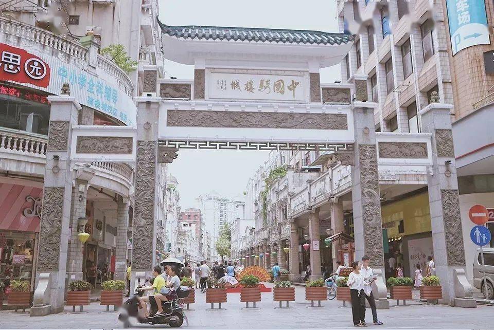 吾族的女首领"龙母(西江河神)而兴建的庙宇,位于梧州市河东旧城区