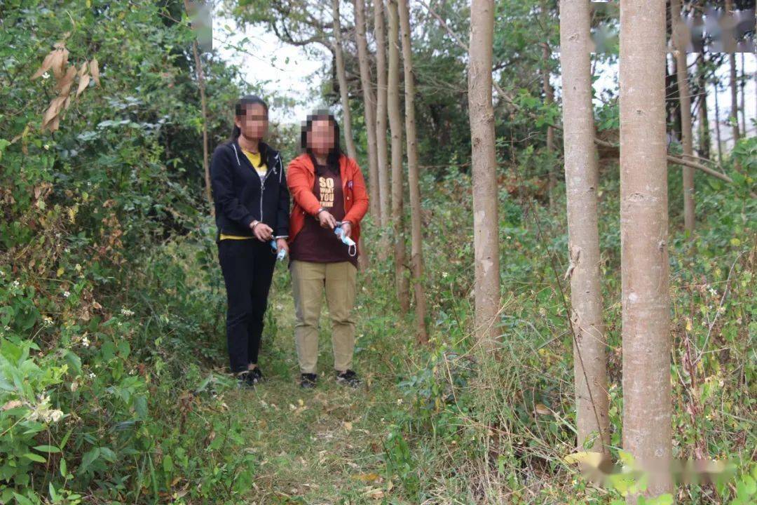 11月14日,民警在合浦县城沙窝街将涉嫌诈骗的韦某卫(47岁,广西北流人)