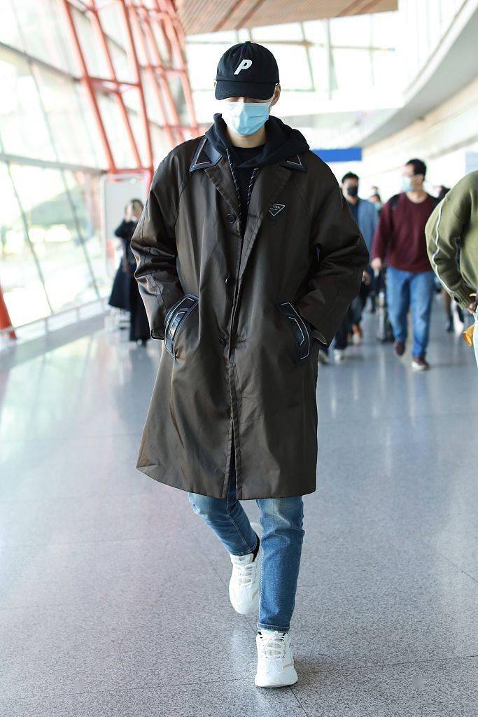 魏大勋身穿prada尼龙大衣搭配棒球帽,清爽帅气长腿吸睛.