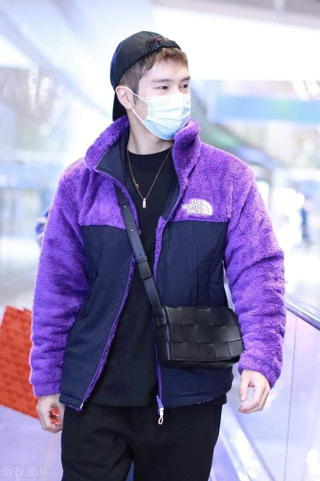 盛一伦现身机场,穿拼接摇粒绒搭配休闲裤,反戴棒球帽张扬个性