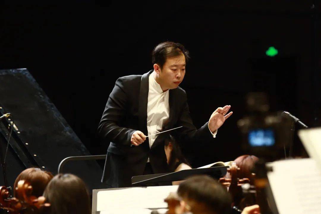 下半场的演出,由青年指挥家张冰冰执棒昆明聂耳交响乐团为广大乐迷献
