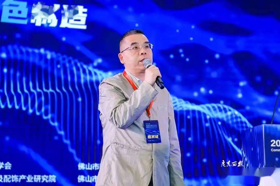 东华大学教授吴海波进行了题为"非织造布在医卫防护的研究与应用"的