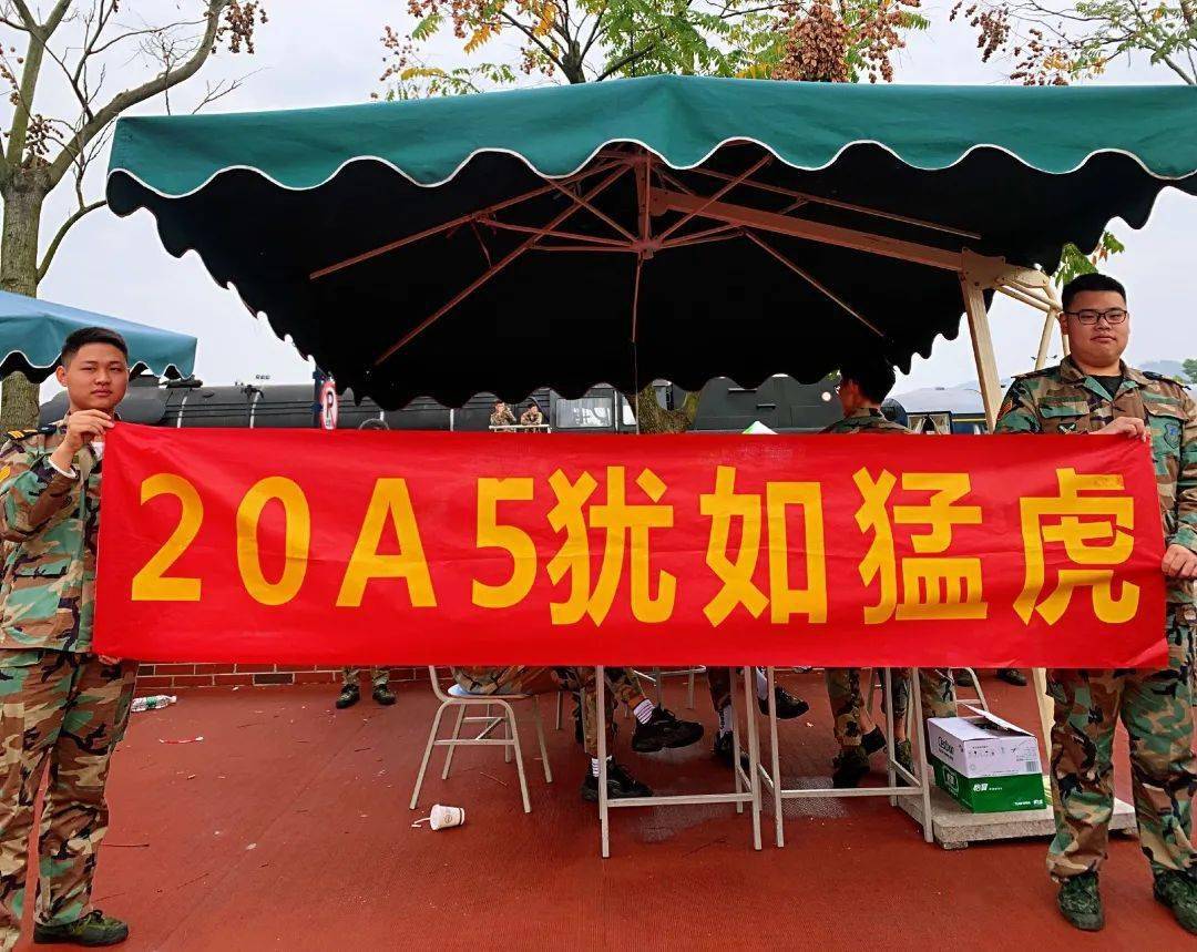 西航er运动会上拉超有趣横幅:院长都说奥利给_标语