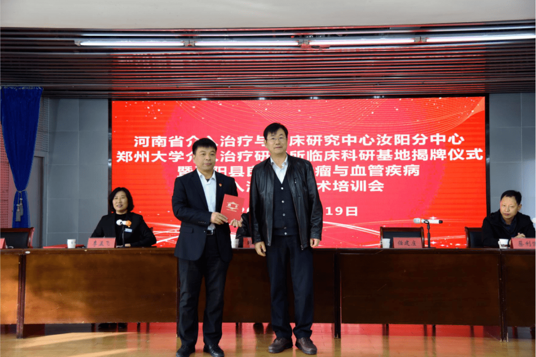 揭牌仪式韩新巍教授与李孟飞院长签订合作协议韩新巍教授