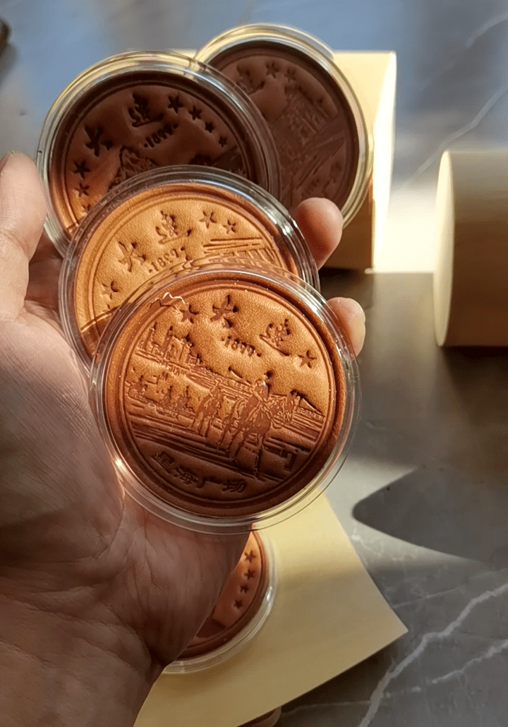 匠心雕琢精艺求精丨我校皮雕工作室非遗皮雕纪念币获辽宁礼物荣誉