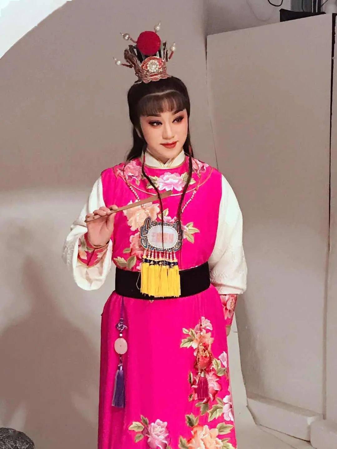 03应科女,国家二级演员,浙江省戏剧家协会会员,毕业于95届绍兴艺术