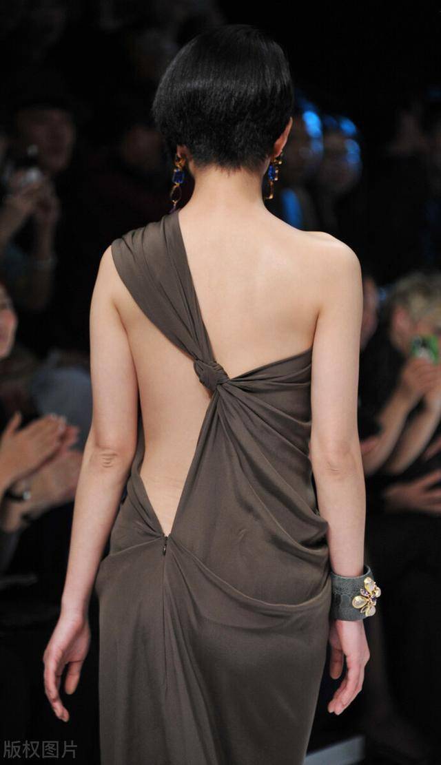 殷桃参加活动秀,看着很霸气了