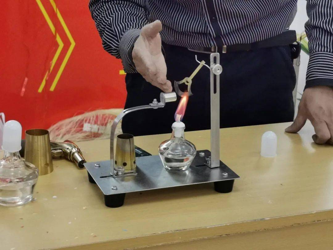 讲座的最后以"火龙卷"和"会唱歌的管子"两个热学实验结束.