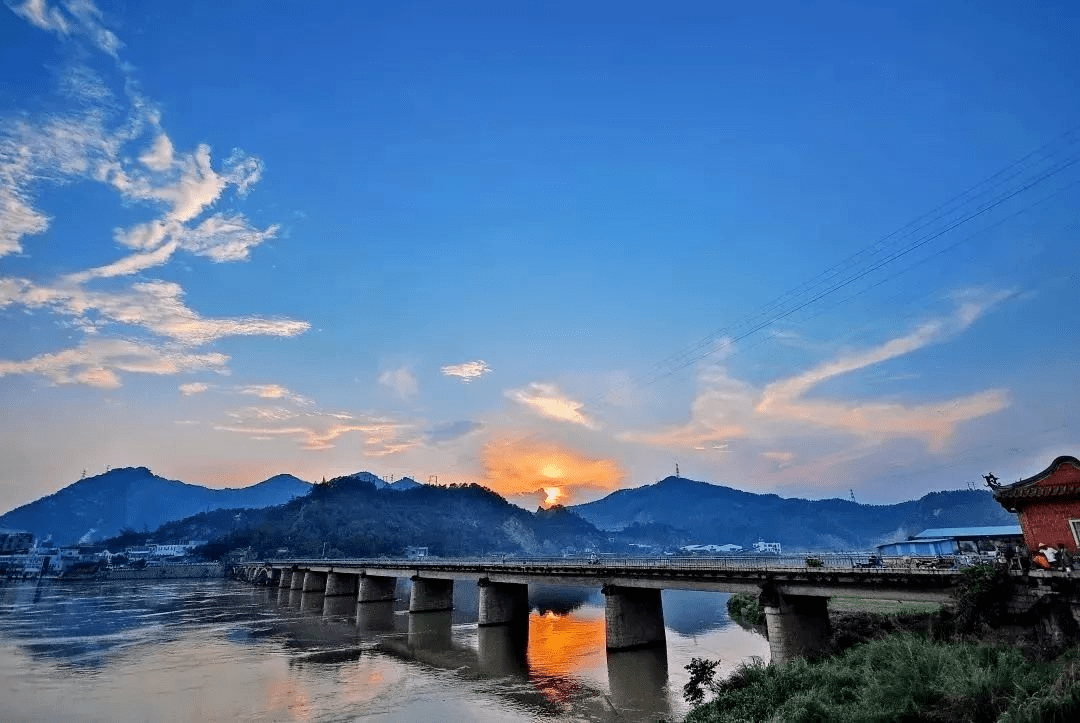 漳州江东桥古称虎渡桥,是一座多孔梁式石桥,横跨于九龙江北溪与西溪