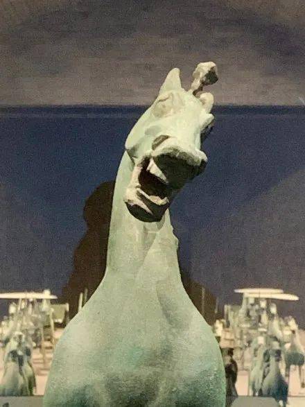 实在有点"不拘小节"……铜奔马正面的画风主要是因为这不是你的错觉