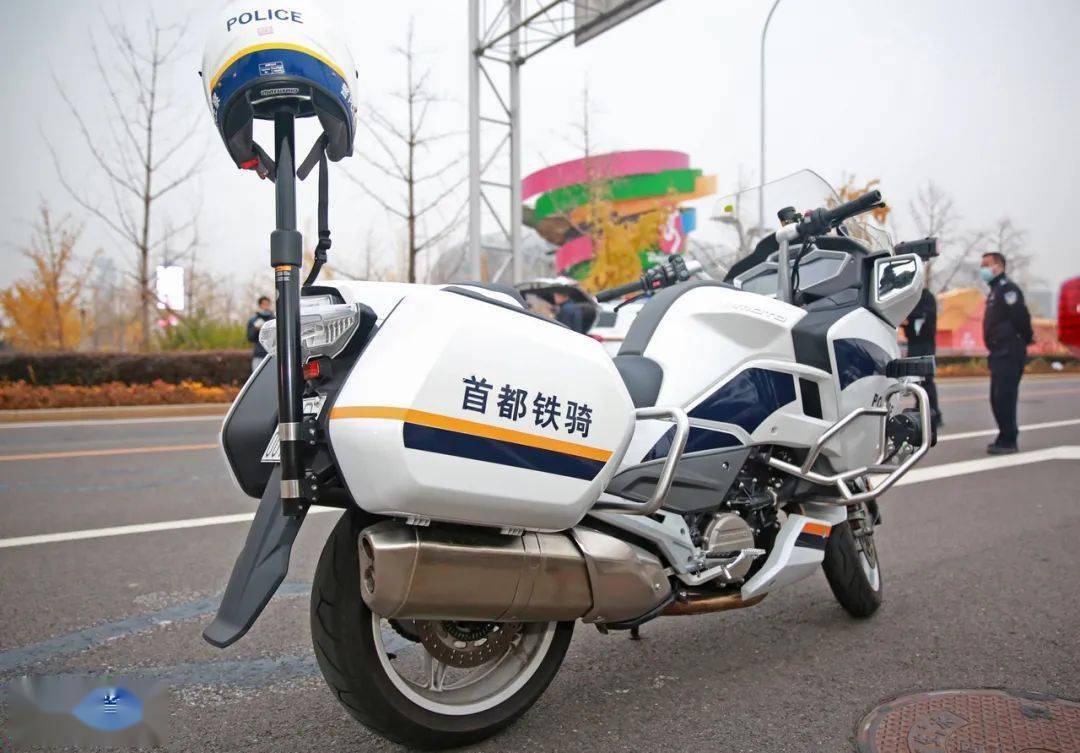 新款春风cf1250j警用摩托车发动机采用发动机型号为2v108myl的1279ml