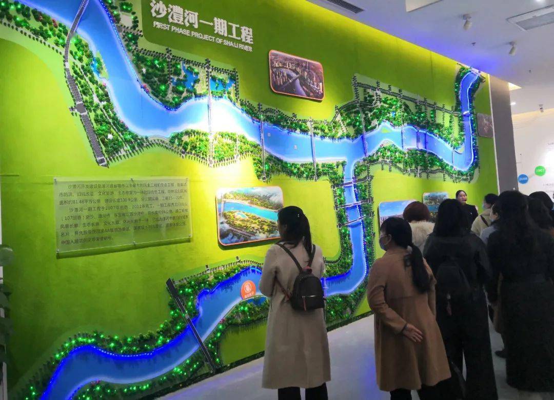 讲座结束后,我市家庭教育骨干对城市展示馆进行集中参观.