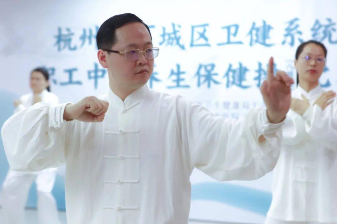 科学健身益身心桐君堂专家领队参加八段锦比赛展风采