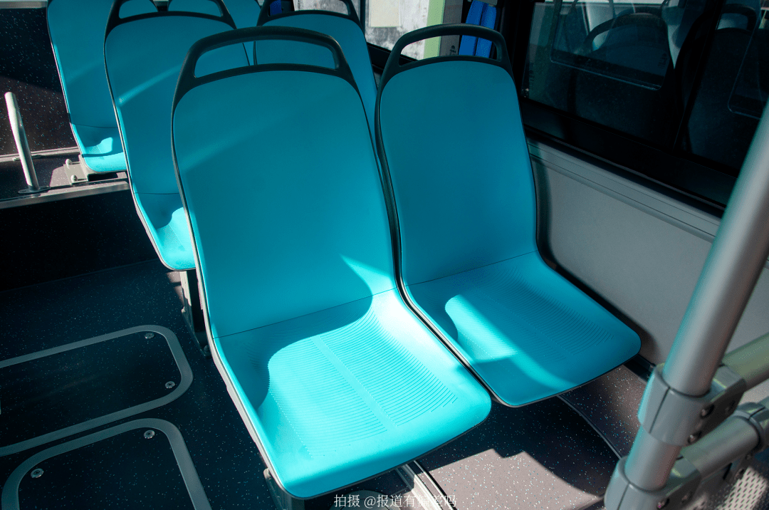 座椅首次选用了南京瑞力硬座.