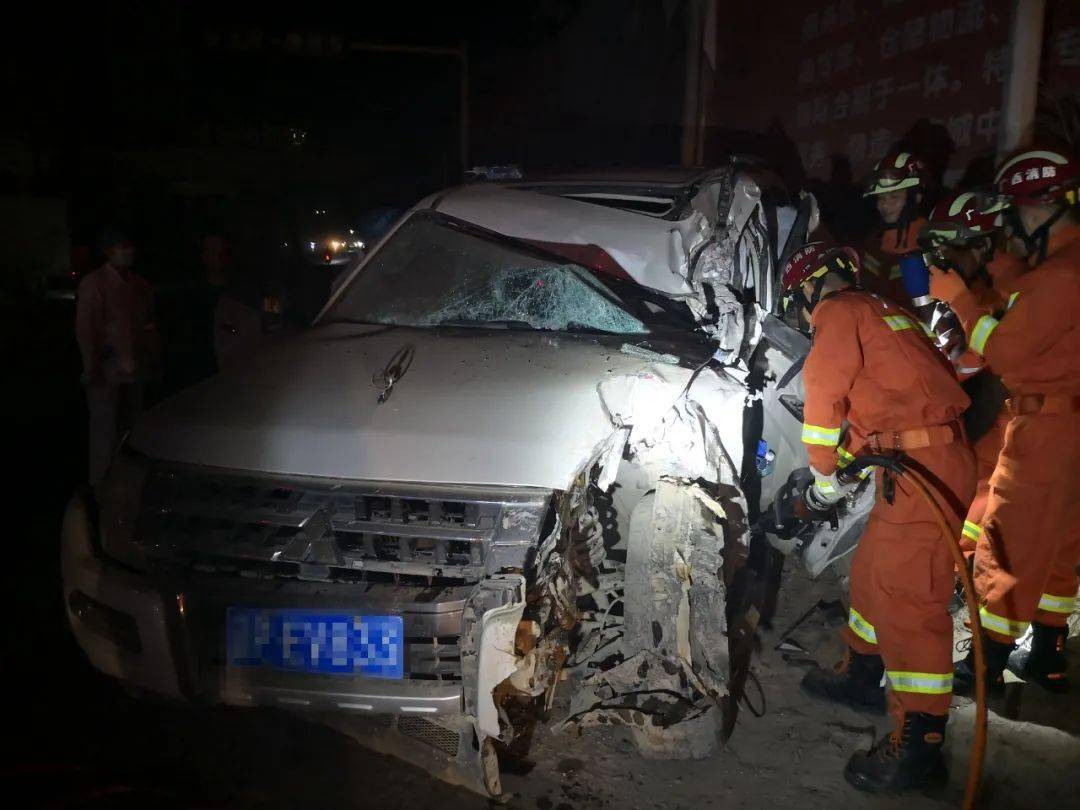 凌晨,博白人民南路附近一轿车追尾大货车失控撞向路边