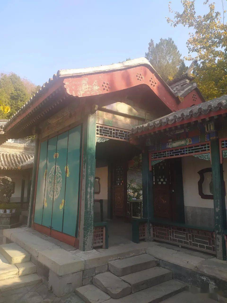 颐和园建筑中运用最多,造型最丰富也最富有园林特色的是垂花门.