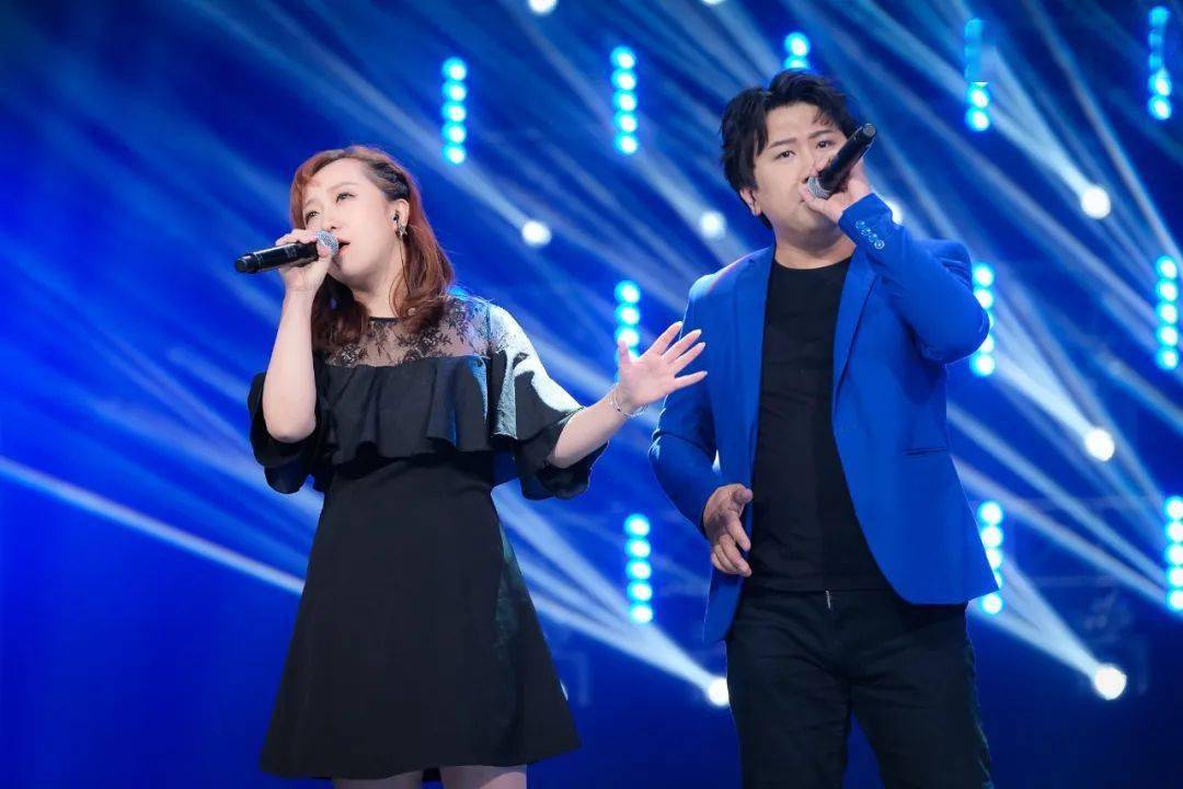 开门大吉画风突变刚结束婚礼的她穿着敬酒服就来了