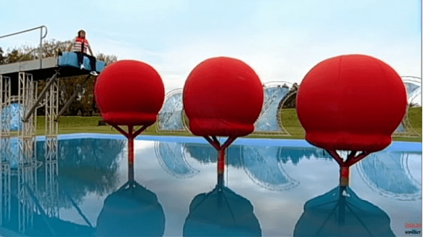 百战铁人王最标志性的陷阱为4个大红球.(图/翻摄自youtube/wipeout)