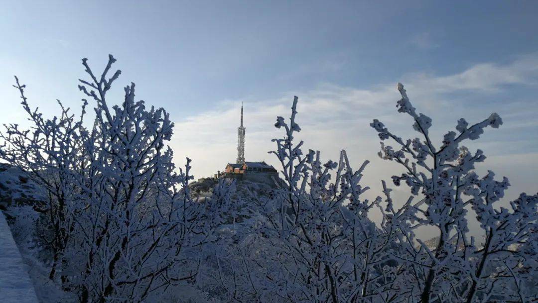 "碧海烟归尽,晴峰雪半残 冰泉悬众壑,云路郁千盘.