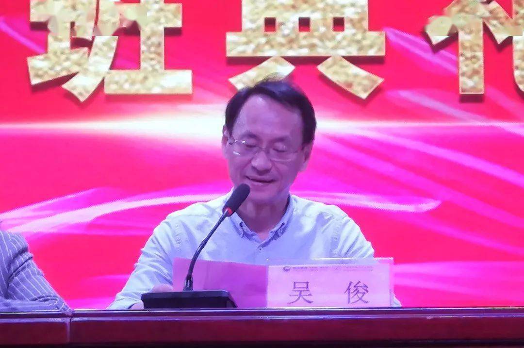 典礼上,吴俊对大家成为新一届傲农"精英"班学员表示祝贺.