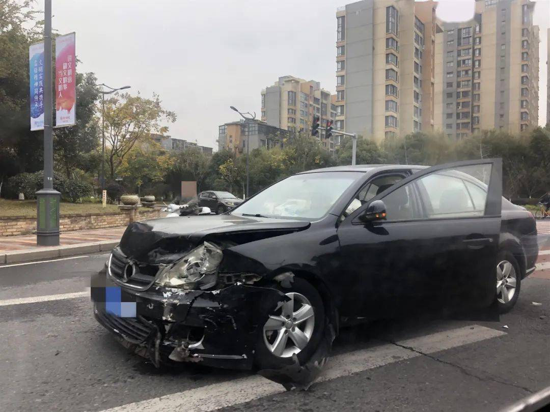 11月23日中午,在宜兴丁山常安中路,发生一起车祸.