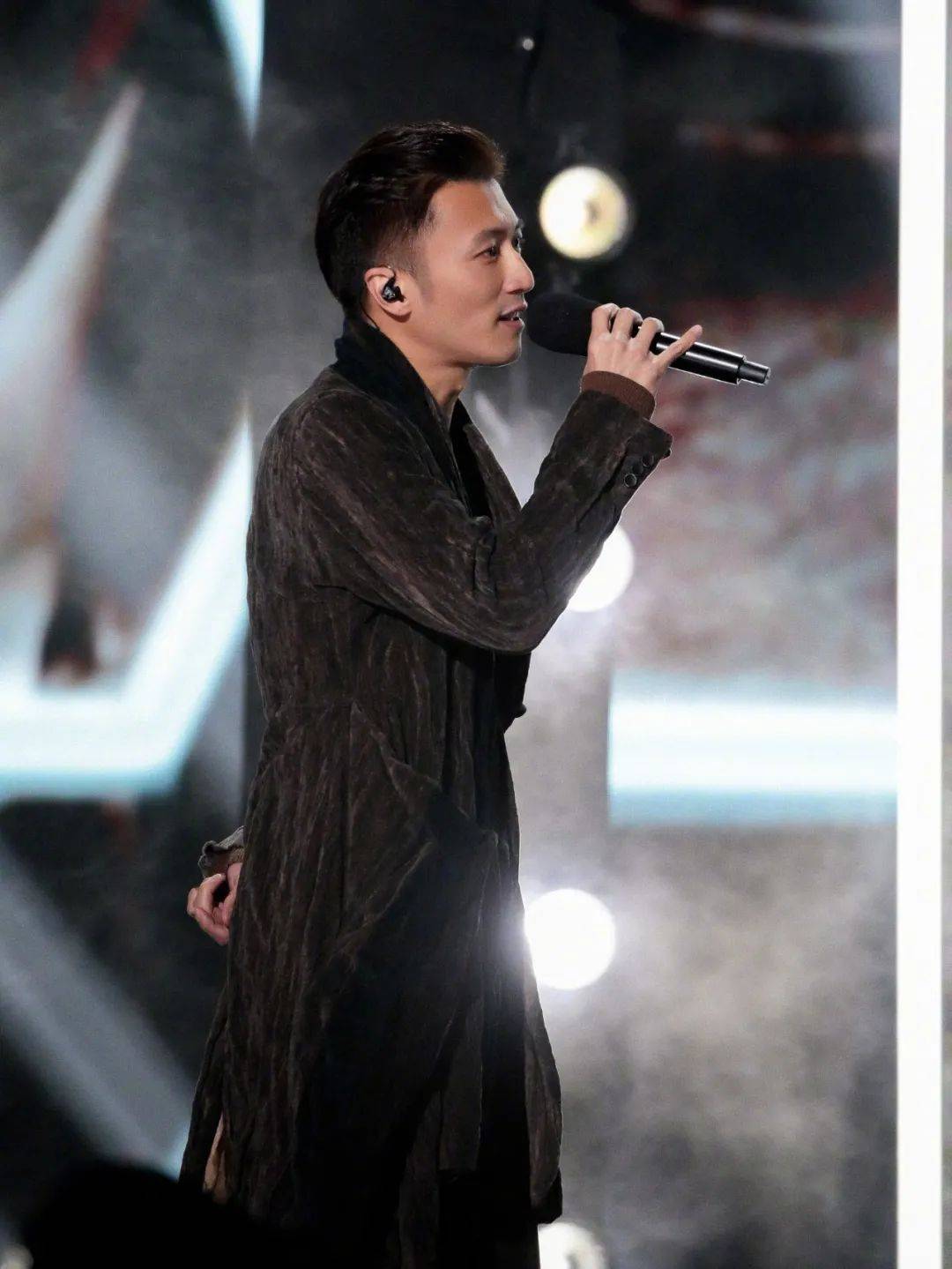 谢霆锋发文告别中国好声音祝福学员总有一天梦会发光