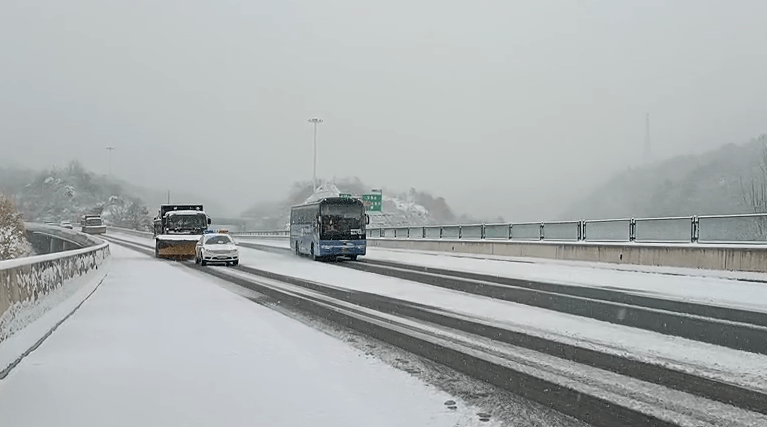 冰雪路上河南高速交警路警联动昼夜除雪融冰保畅通