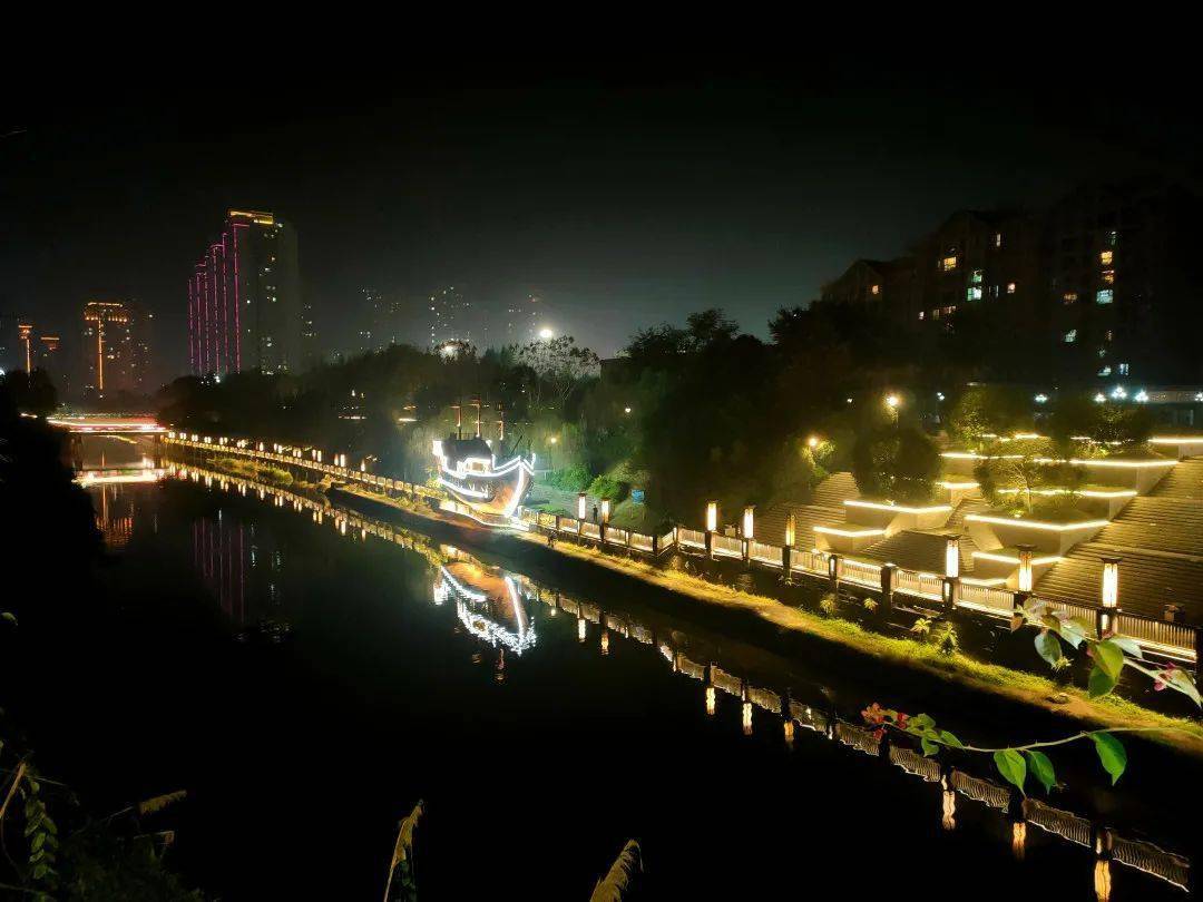 围观荣峰河东邦段亮化工程已完工既节能还更靓