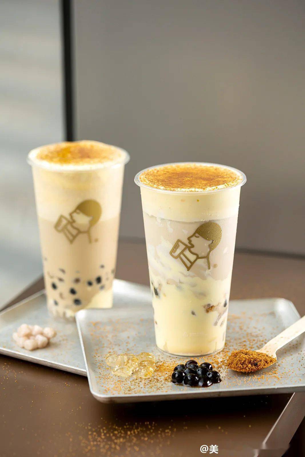 千呼万唤之下,喜茶把"皇茶"时代招牌【蛋糕奶茶】复刻再升级,真的是爷