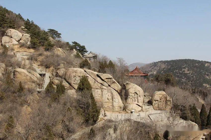 卜算子61海棠山眺望海棠山,树障千层蔽.闪闪佛光绿影间,紫气冲天立.